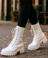 Comprar coturno feminino de couro branco com zíper lateral e solado tratorado para looks urbanos resistentes em promoção VIA MARTE